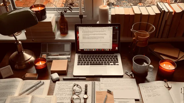 중년이 알아야 할 상속세와 증여세 관련 서류를 정리하는 차분한 생활 공간 이미지