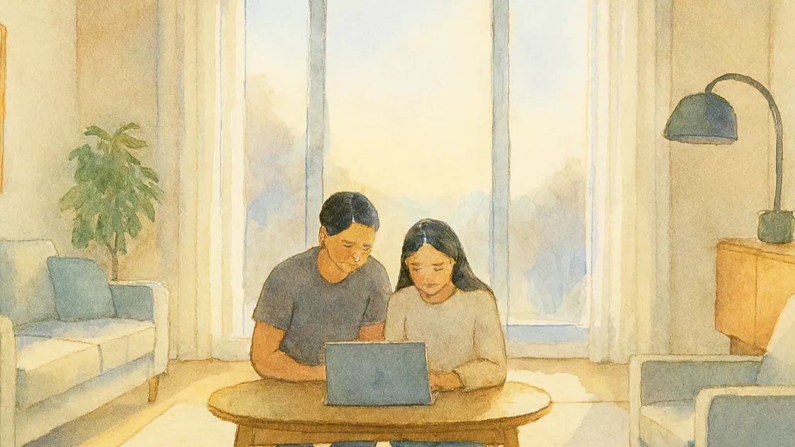 연말정산 환급금 공제 항목을 확인하기 위해 거실에서 노트북을 사용하는 모습