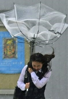 바람을-이겨보려-하지만-우산이-꺾이며-날아갈-듯-한데-다행히-꽉-붙들고-있는-학생