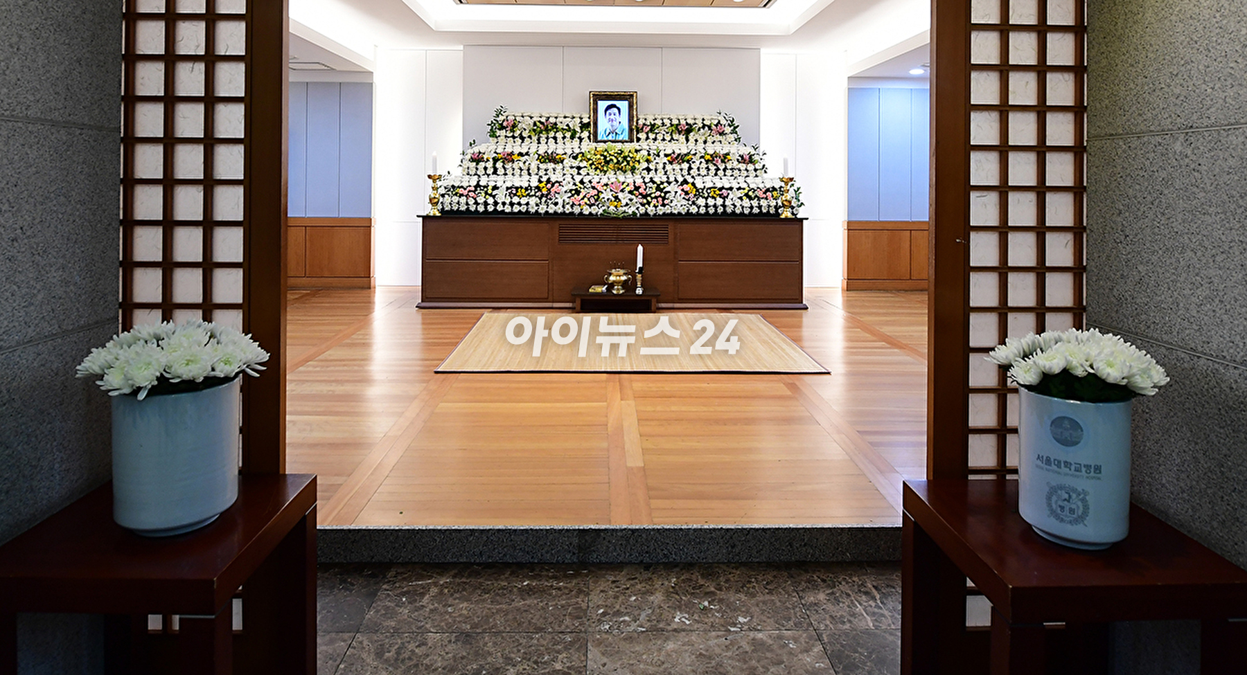故 이선균의 빈소가 27일 서울 종로구 서울대학교병원 장례식장에 마련되어 있다. [사진=사진공동취재단]