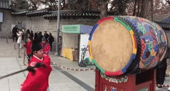 북을 치는 장면