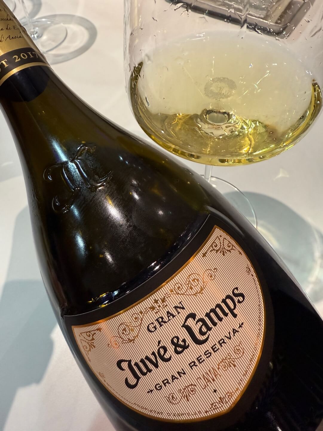 Juvé & Camps Gran Juvé Gran Reserva Cave Brut 2017, Penedès, Spain๏ฝํ๋ฒ ์ด ๊นํ์ค ๊ทธ๋ ํ๋ฒ ๊ทธ๋ ๋ ์ ๋ฅด๋ฐ ๊น๋ฐ ๋ธ๋คผ 2017