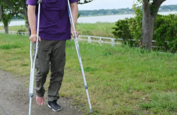 목발을 들고 걷는 남자