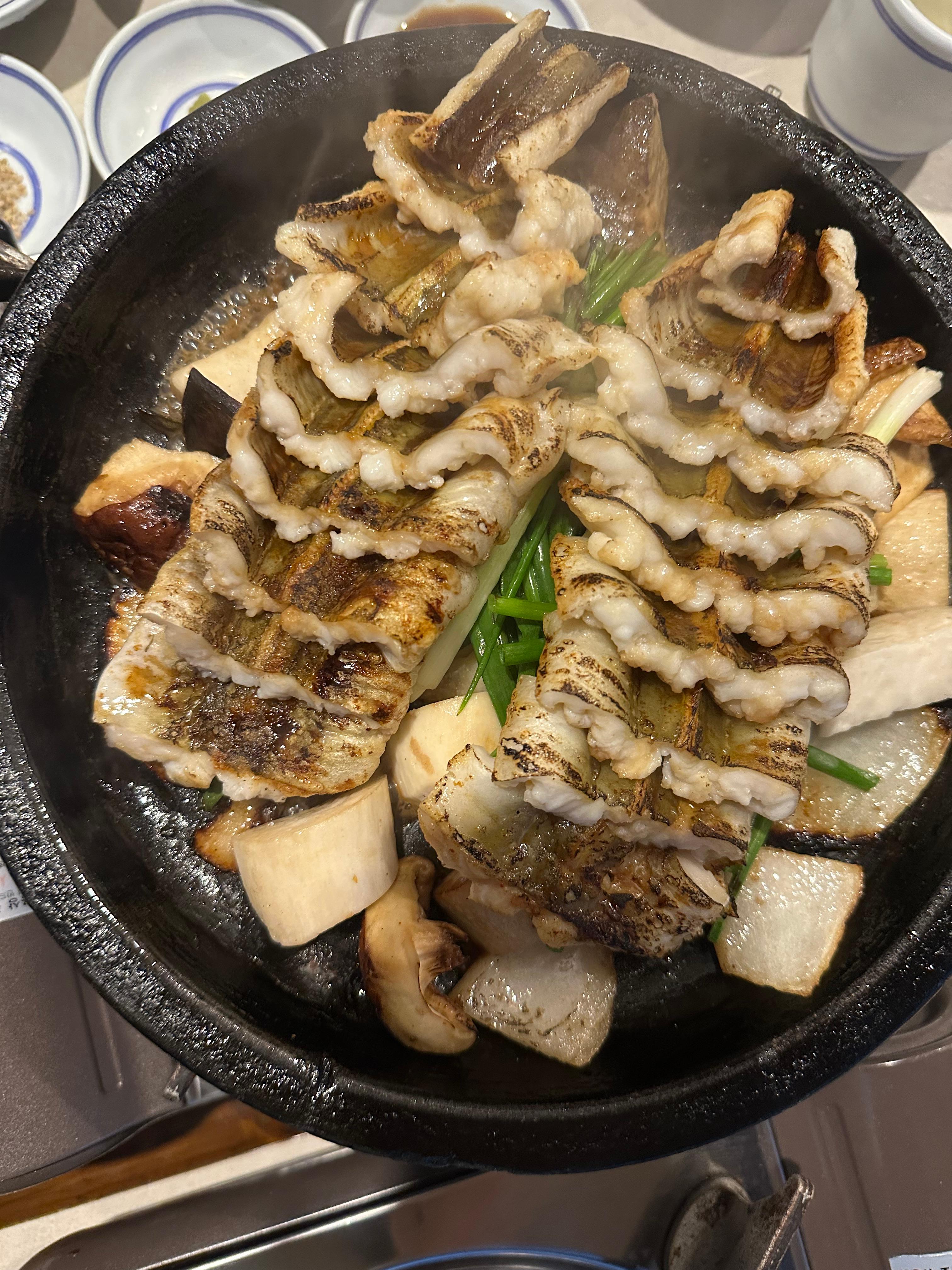 서울 용산 삼각지 장어 맛집 돌판장 추천(돌판에 굽는 자연산 바다장어, 장어 소금구이, 장어 양념구이, 장어구이 1인분 25,000원, 독특한 장어 초밥, 직원 친절, 내부 인테리어 예쁨, 가게 청결, 2층 구조, 용산 회식장소 추천)