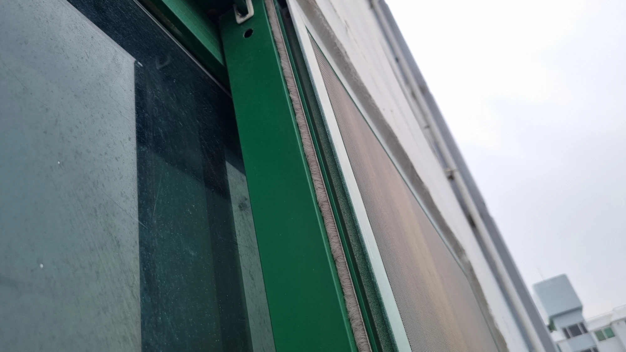 방충망과 창문 사이