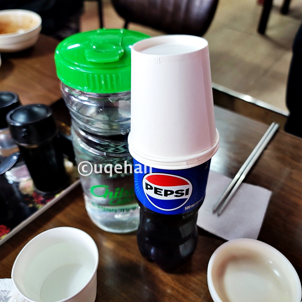 양주시 남면 천안문 주문시 나오는 물과 콜라의 사진이다. 콜라위에 종이컵이 꽂아져있다.