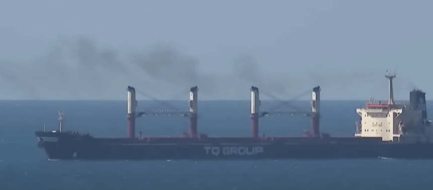 곡물 수출 선박이 항해하는 장면