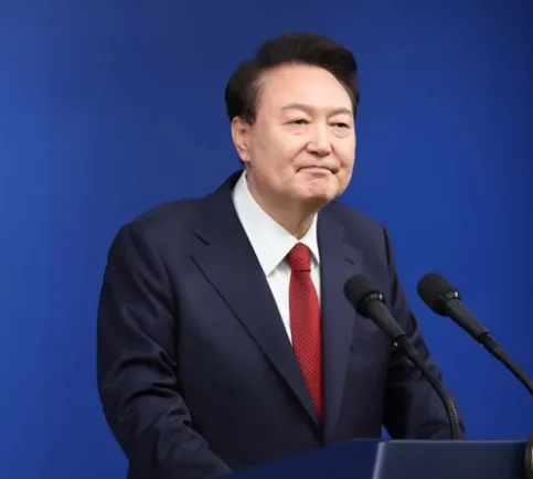 윤석열 대통령 기자회견중 살짝 미소짓는 사진