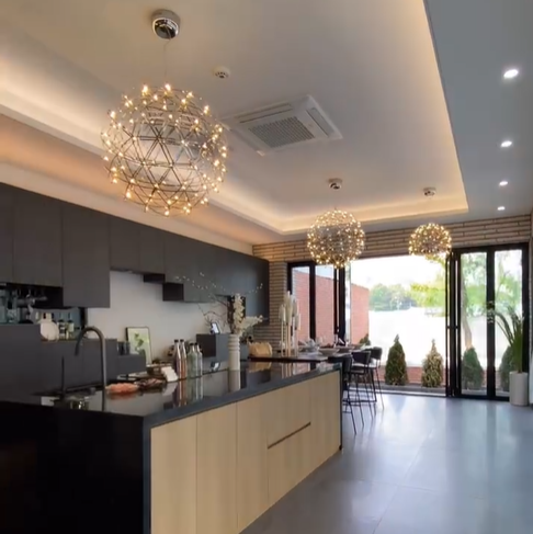 럭셔리한 주방과 식탁이 함께.