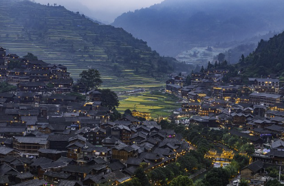 기술로 완전히 제어되는 스마트시티와 자연 친화적 자급자족 커뮤니티의 미래 경쟁