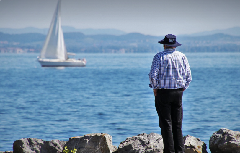 요트를 바라보는 은퇴한 노인사진