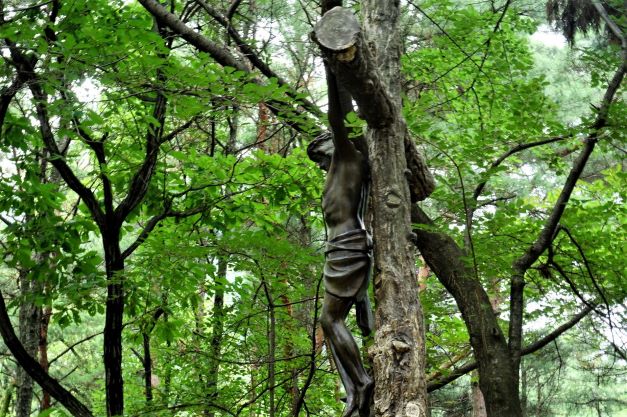 통나무 십자가애 못박한 예수, 검은 동상,