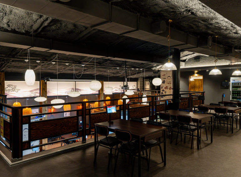 영등포역 쿠차쿠차 실내 전경&amp;#44; 높은 층고와 세련된 인테리어의 이자카야 공간