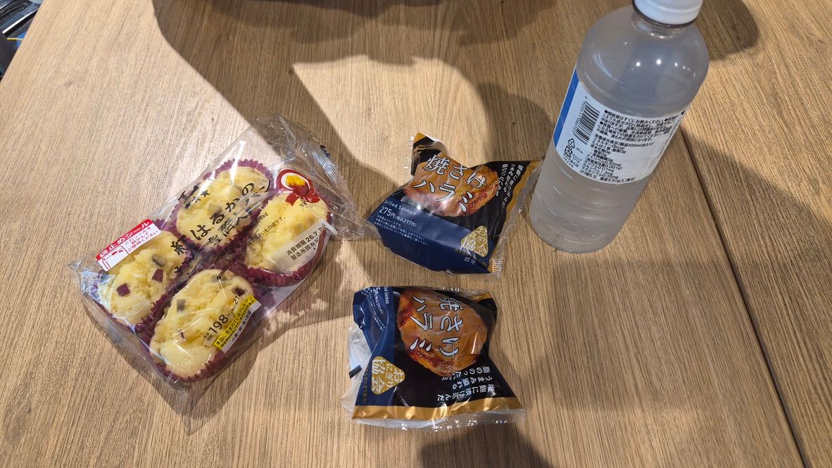 공항 도착하자 로손에서 먹은 점심. 고구마빵이 진짜 맛있었다.