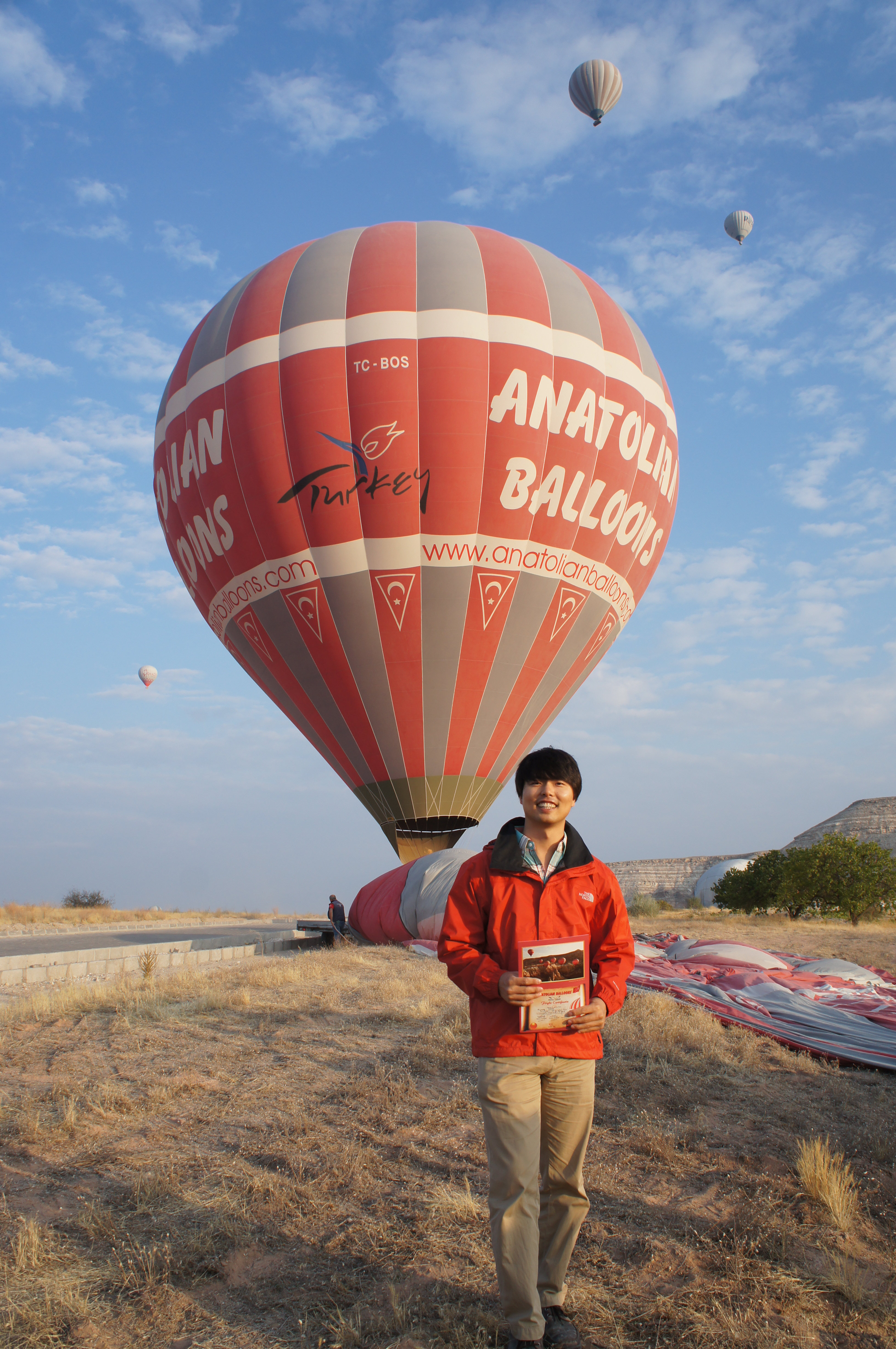 벌룬앞에서 인증서를 들고서 사진