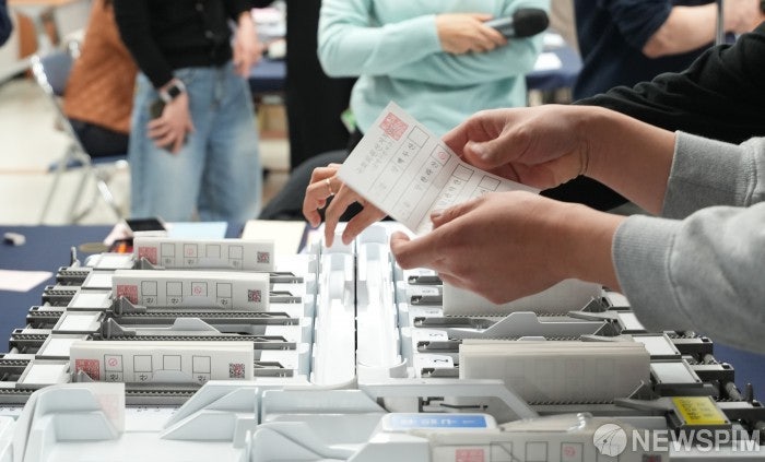 개표현장과 투표지 분류기 이미지