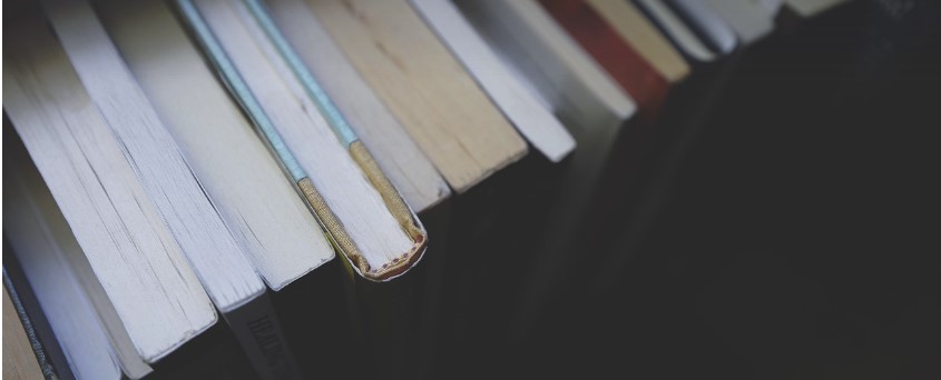 여러권의 책이 있는 사진