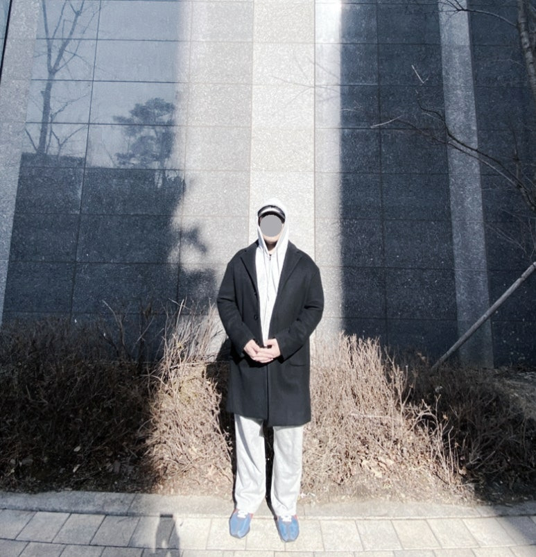 데일리룩('26.2.21.)카네라 스트라이프 야구 볼캡 야모자, 바스틱 오버핏 코트, 토피 스웻 트레이닝 후디 집업후드티, 토피 벌룬핏 와이드 트레이닝 팬츠, 나이키 문레이서 블루