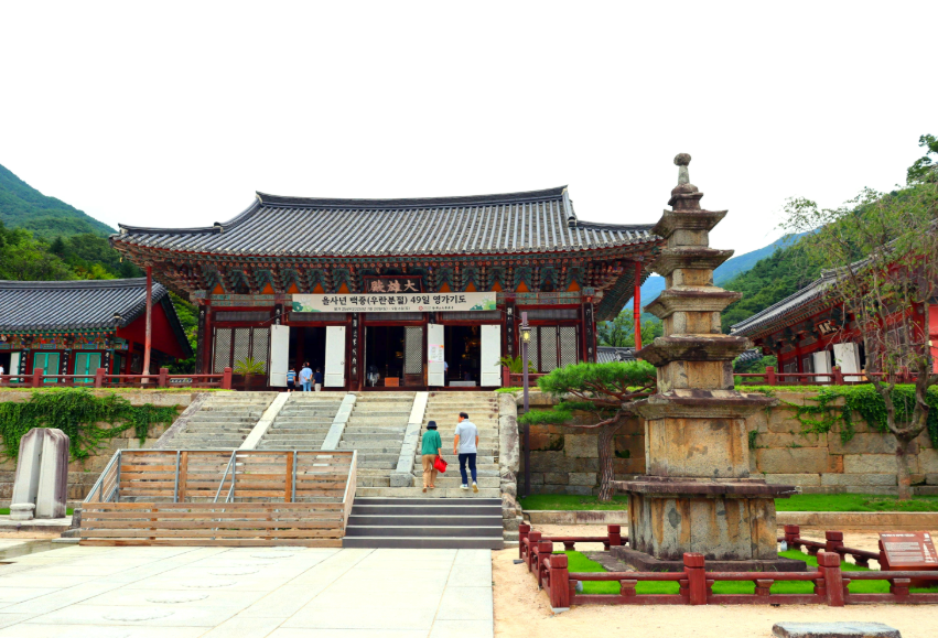 천년고찰 화엄사의 대웅전과 오층석탑