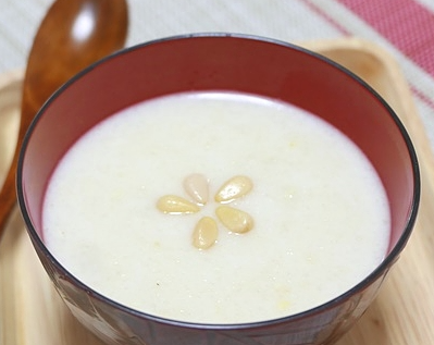 토기 그릇에 잣죽이 담겨있는 사진