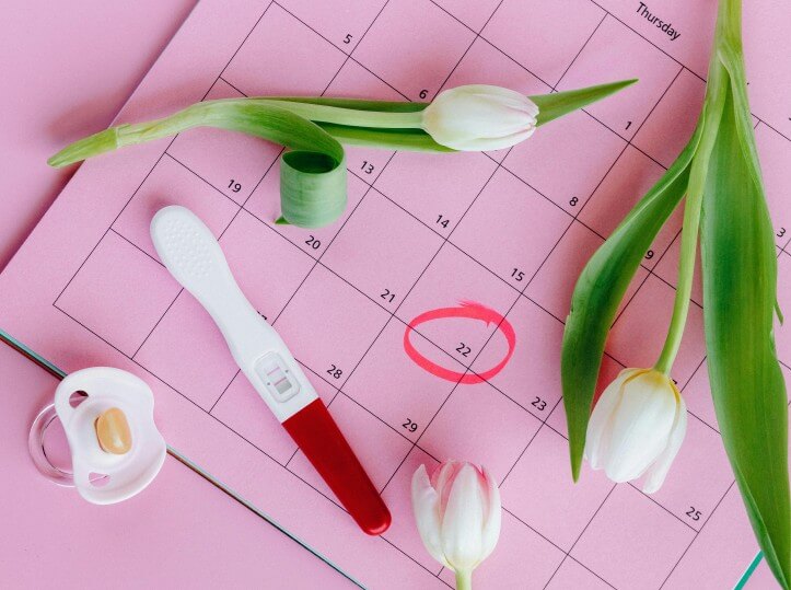달력-위에-호르몬-키트와-꽃-캘린더가-놓여져-있습니다.