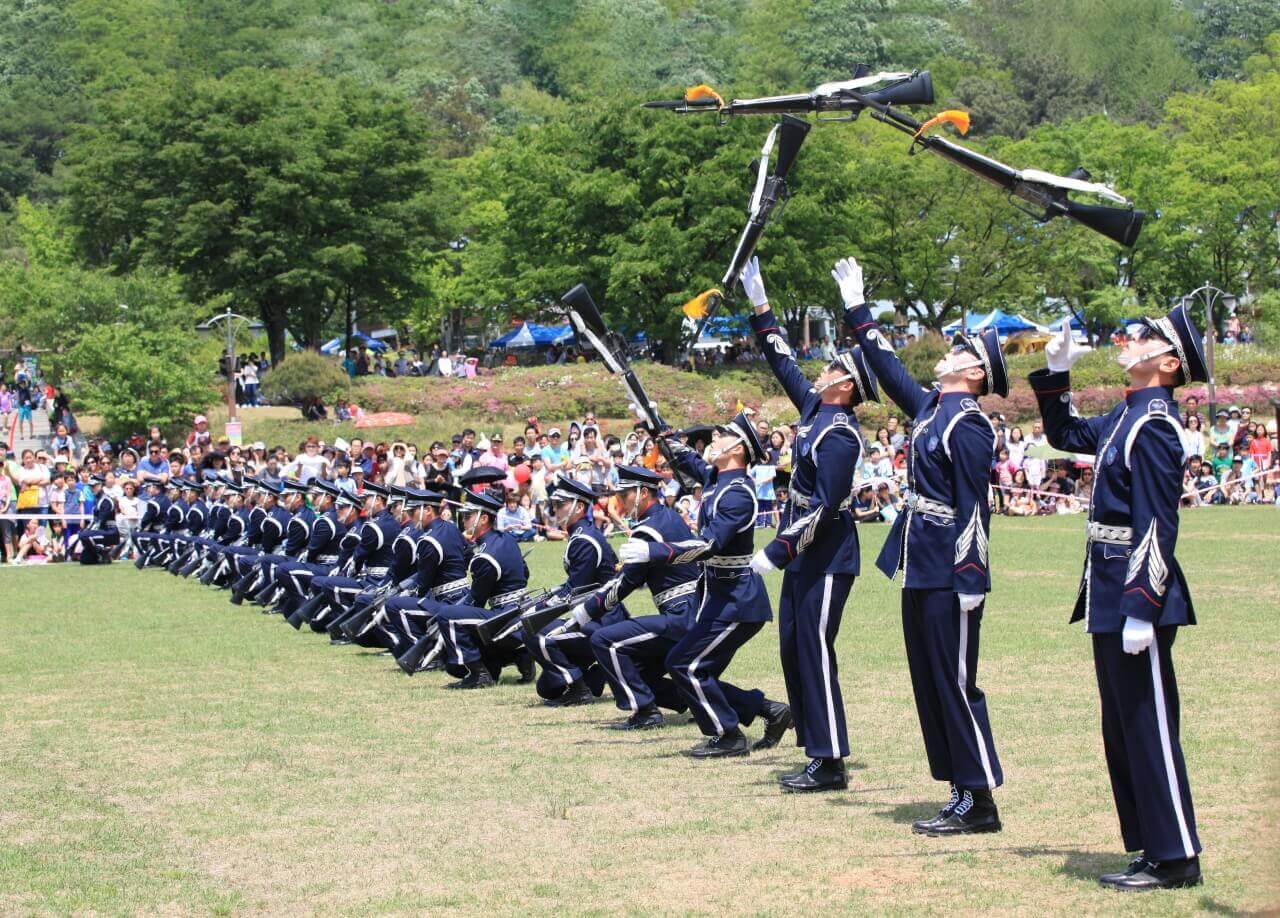 보라매공원 놀이터의 다양한 시설들