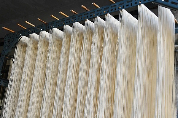 생방송오늘저녁 안양 중앙시장 40년 노포 사위와 함께 반죽부터 면을 뽑고 건조까지 수제 국수 면을 만드는 제면소 생면 맛집 추천