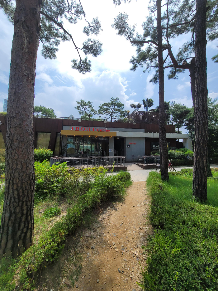 제이바웃(JBOUT) 커피 2층 매장 외관