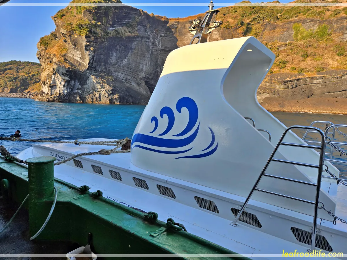 제주-우도잠수함-물위에-있는-잠수함과-뒤로-보이는-우도