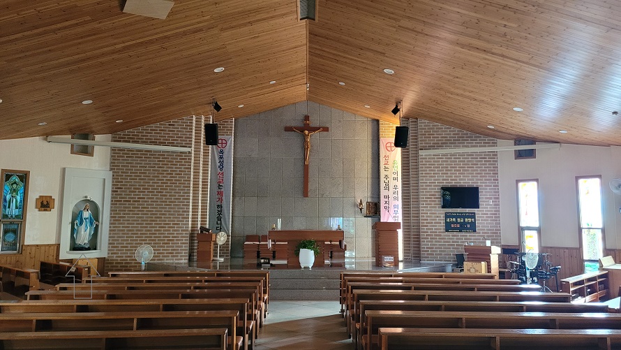 거제 옥포성당 성전 안 십자고상, 제대, 제단, 감실, 성모상, 유리화 사진