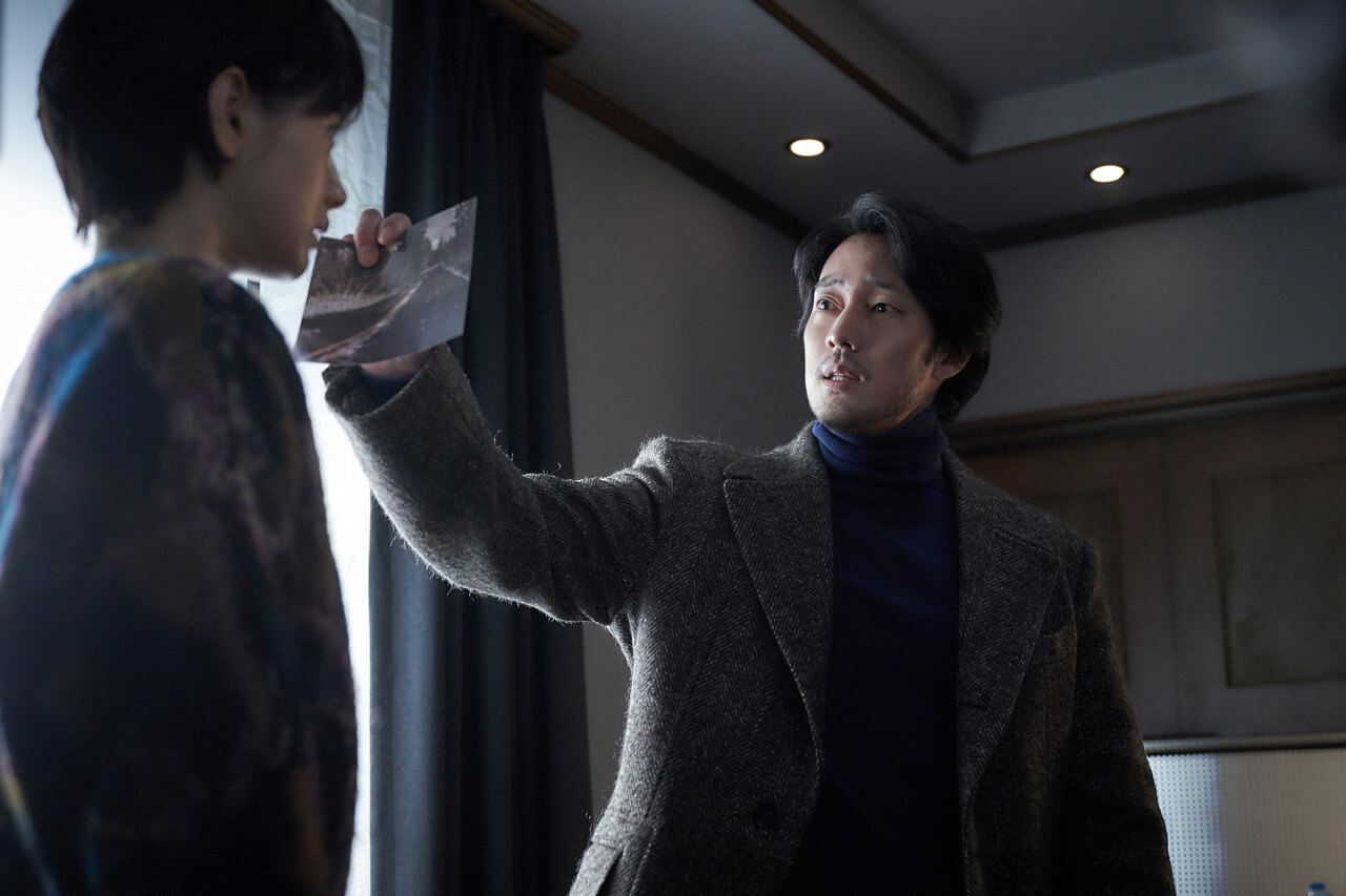 세희에게 사진을 들이밀며 화를 내는 유민호