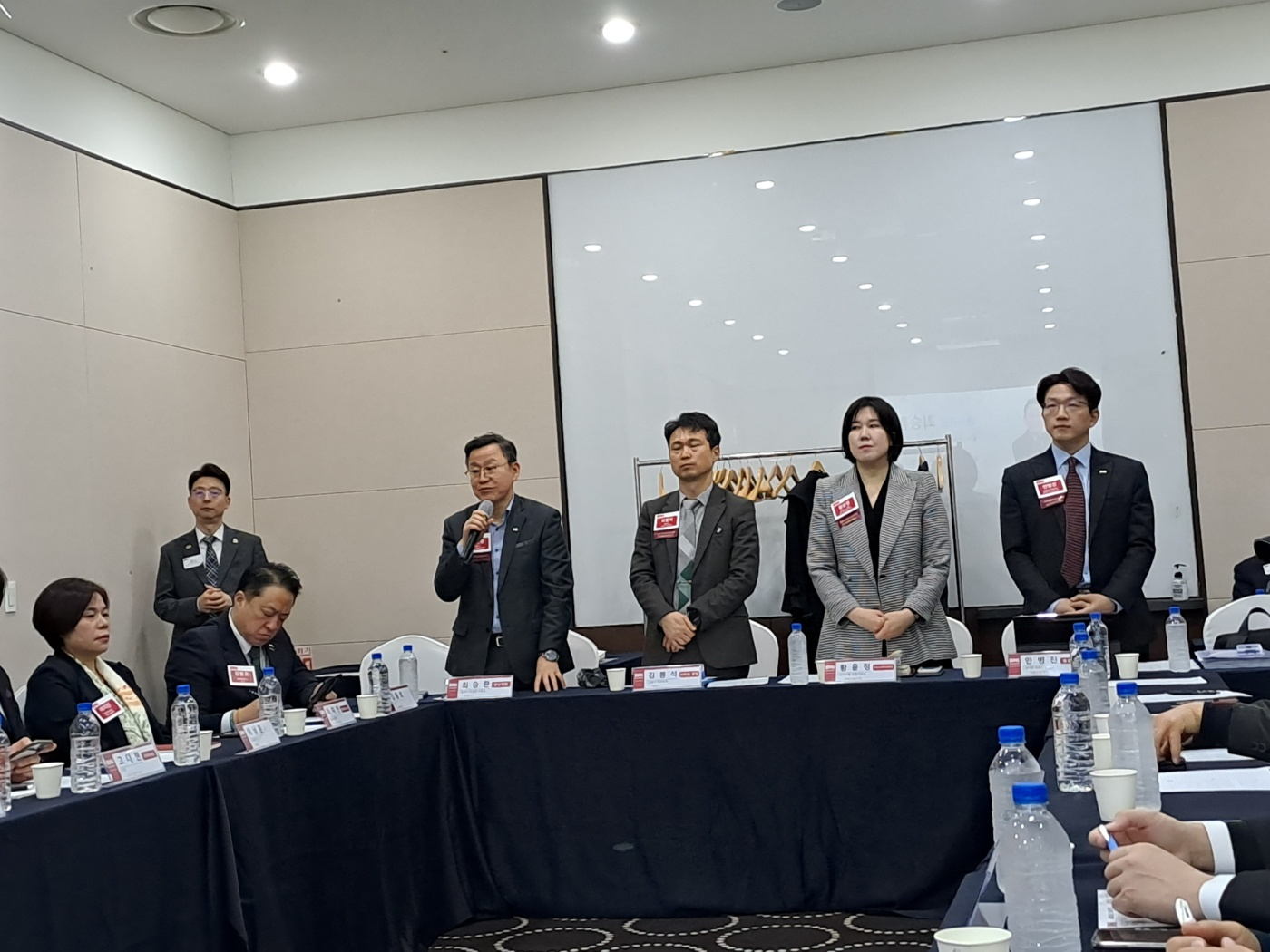 비엔아이 그랜드챕터의 든든한 멤버쉽위원 최승환 법무사님&#44; 김봉석 세무사님&#44; 황윤정 변호사님&#44; 리픽스 안병진 대표님이 비엔아이 멤버십위원회 각자 역할을 이야기하고 있습니다.