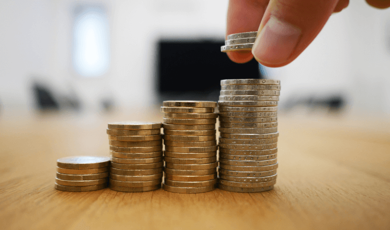 동전을 쌓아가는 모습