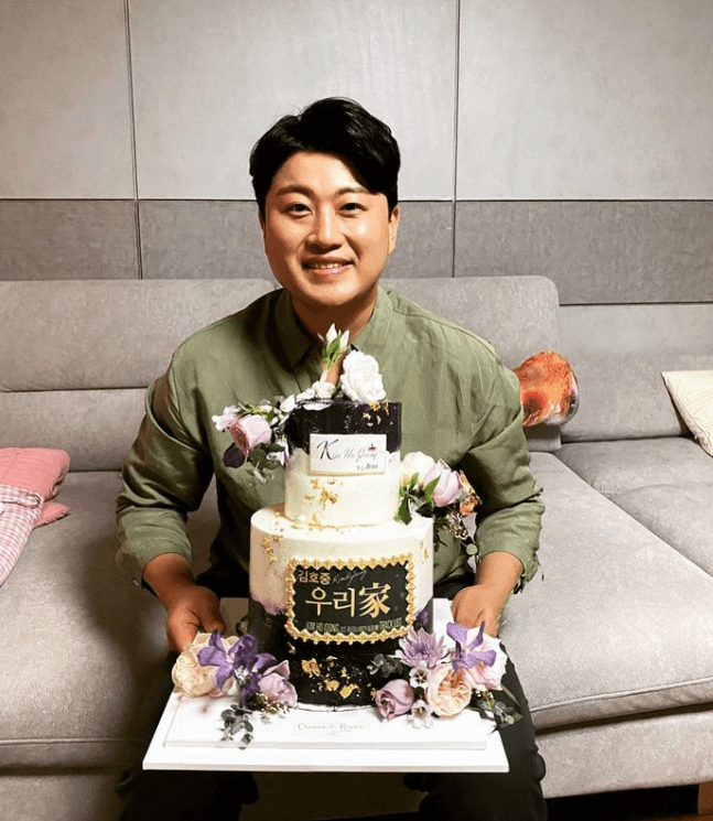 케익을 들고 있는 김호중