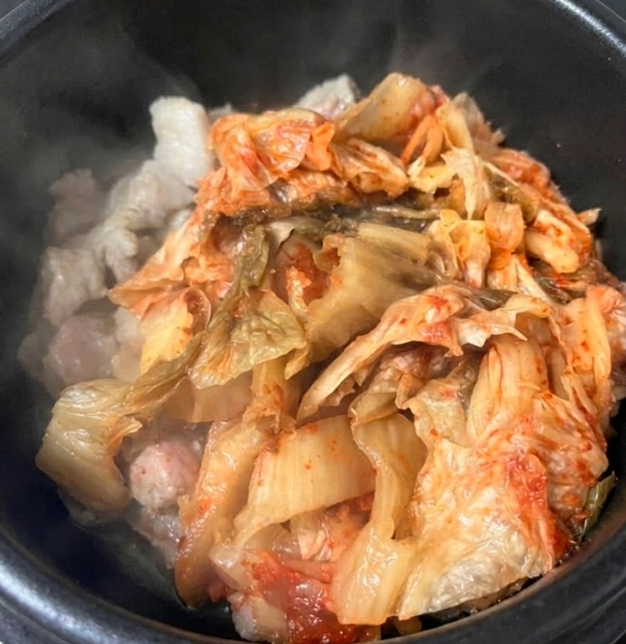 돼지고기 김치찌개 조리 과정 - 뚝배기에서 돼지고기와 신김치를 함께 볶는 모습 - 푸드 블로거 보라카이