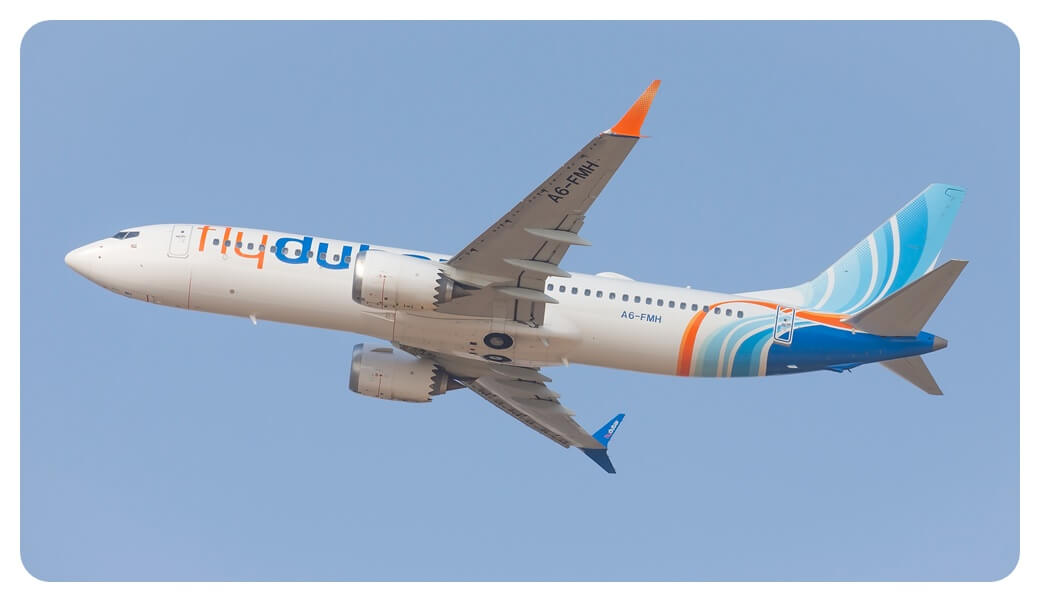 플라이두바이 B737-8 MAX 비행기가 공항에 있는 모습을 찍은 사진