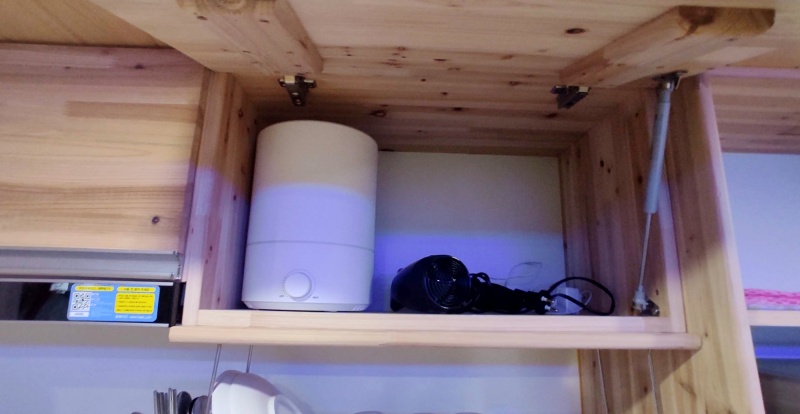 찬장 안에 숨겨져 있는 가습기와 드라이기