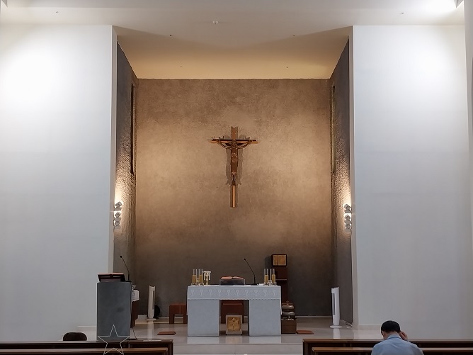 수원 지동성당 성전 안 제대, 제단, 감실, 십자고상 사진입니다.