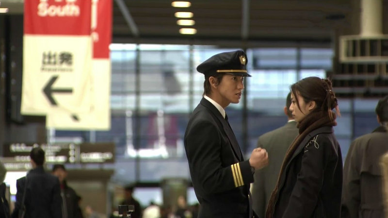 남녀 주인공이 그들의 일터인 공항에서 이야기 하고 있다