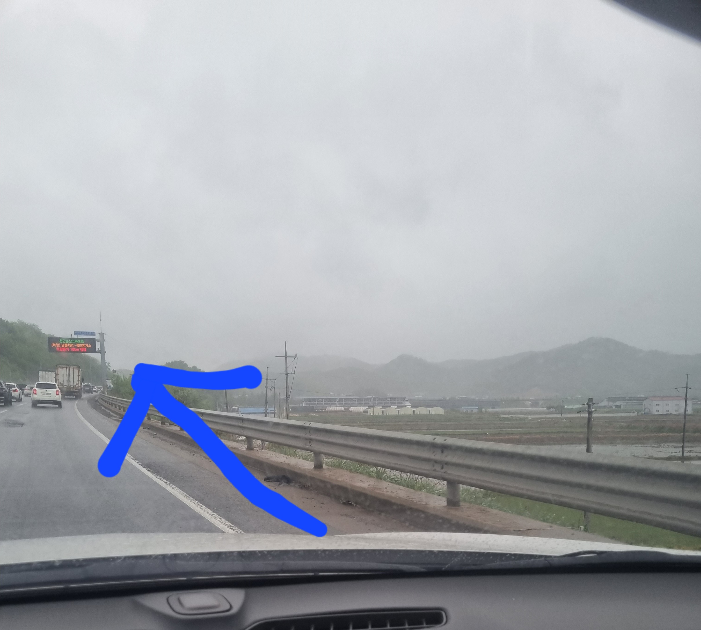 이 사진은 대한민국 고속도로 갓길을 나타내는 사진 입니다.
