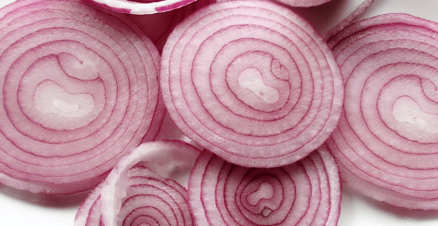 칼륨이 많은 음식 분홍색 양파가 채 썰어져 있다