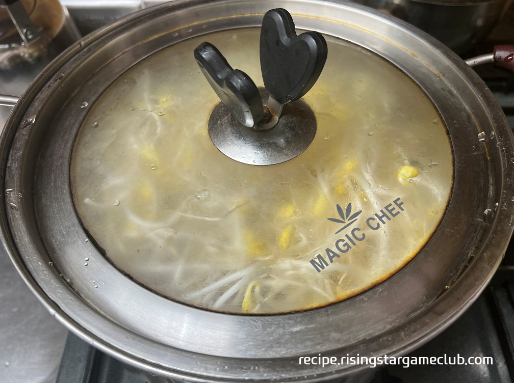 콩나물 뚜껑 닿고 삶기