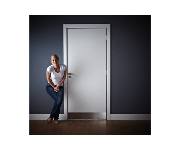 toilet-bursting to go- a women-waiting
