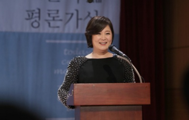 숙명여대 강연 중인 이금희│&ldquo;말의 힘&rdquo;을 주제로 한 특강 장면