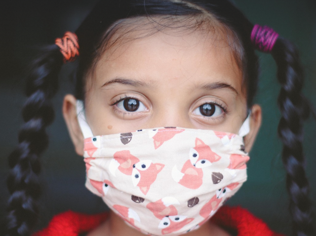 뉴욕여행 주의! 뉴욕시 마스크 착용 금지 추진, 여행자 주의사항 정리 마스크를 쓴 여자아이가 보고 있는 사진