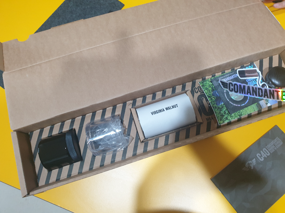 코만단테 박스도 멋있다. 언박싱한 모습 안에 바디 핸들 그리고 원두 보관통이 들어있다.