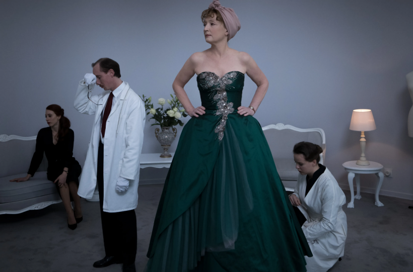 미시즈-해리스-파리에-가다-스틸컷9