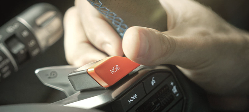 아이오닉 5N의 운전자가 스티어링 휠에 장착된 N Grin Boost(NGB) 기능을 활성화 하려는 모습