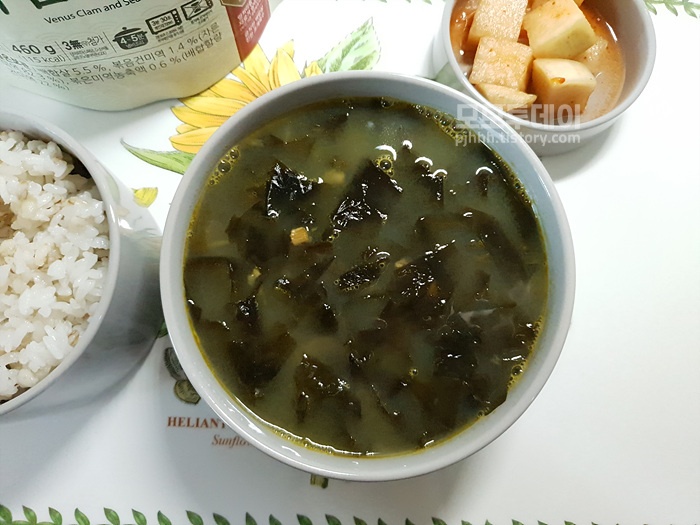 동원 양반 간편식 백합 미역 국 솔직 후기 내돈내산 차돌 된장찌개 레시피 크기 맛 건더기 닭발 소주 매콤 야식 먹기 좋은