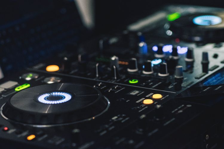 DJ